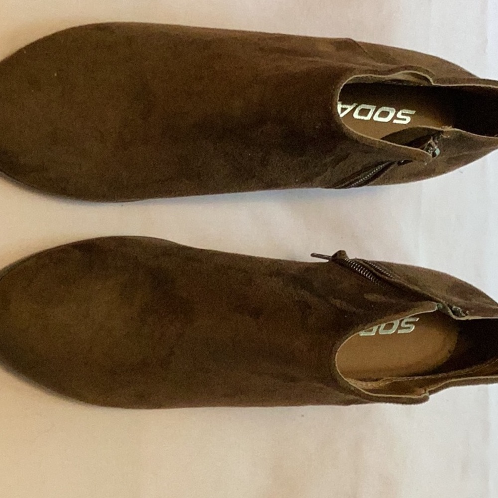 Ladies suede ankle boots.